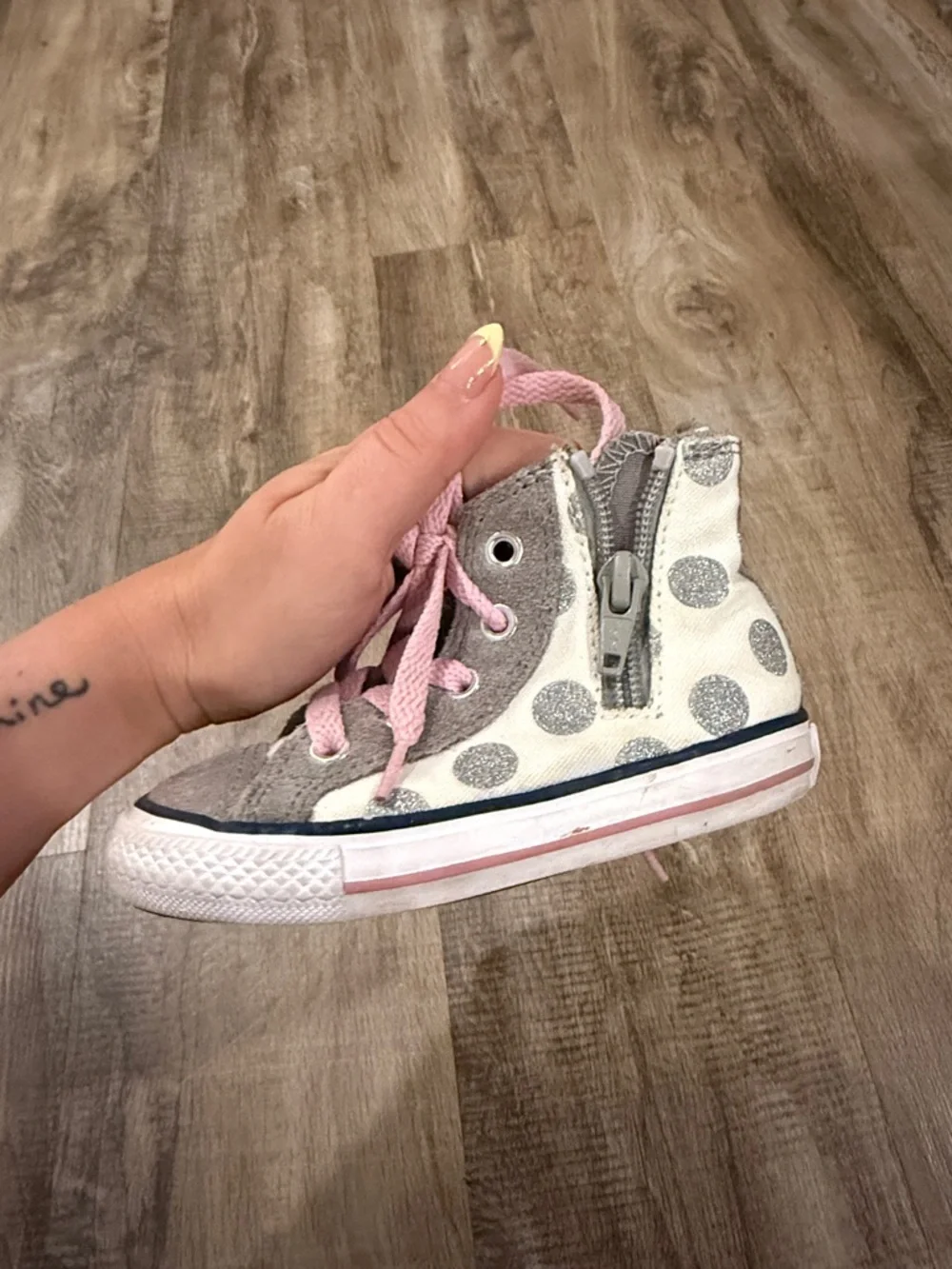 Kids' Gray Polka Dot High-Top Sneakers with Pink Laces converse Allstar size 6